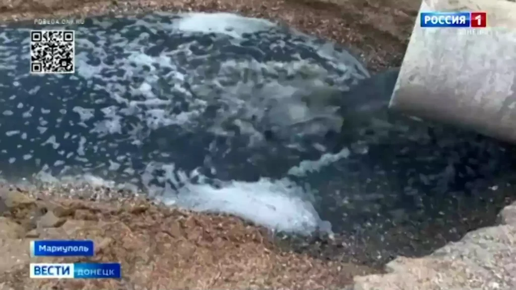 Загрязнённые канализационные стоки на пляже в Мариуполе